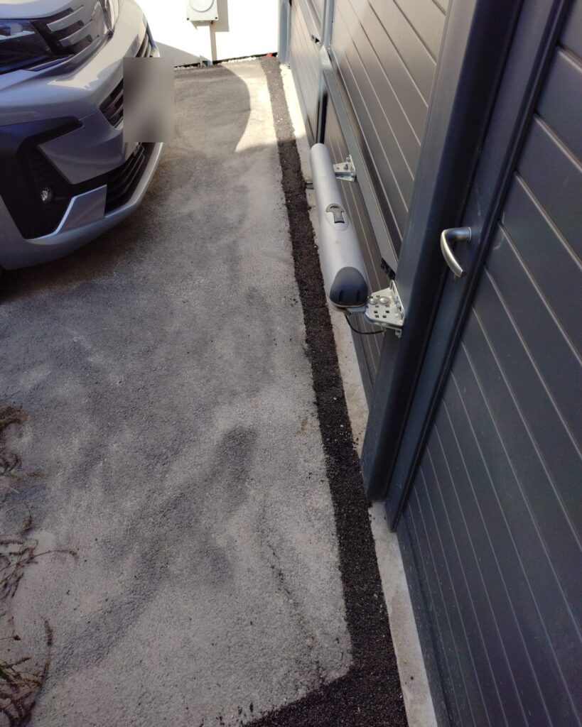 Tranchée dans l'enrobé refermée à l'identique pour la liaison électrique enterrée de la borne de recharge