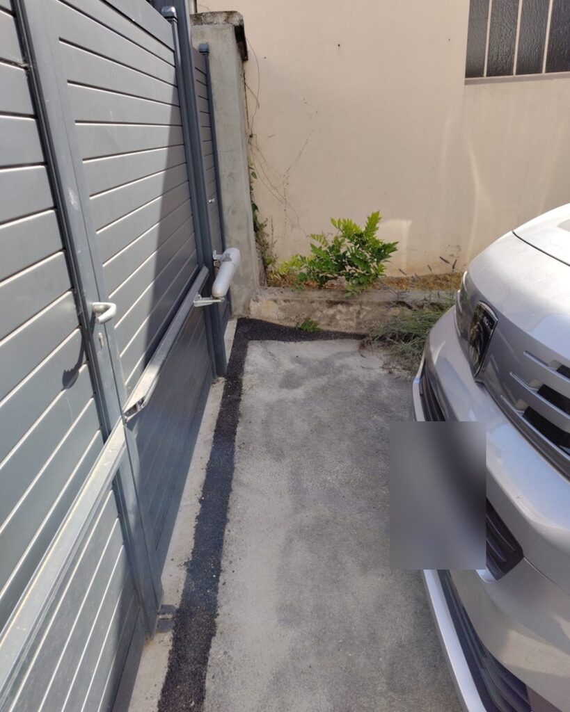 Passage du câble d'alimentation sous l'enrobé le long du portail pour l'alimentation de la borne IRVE