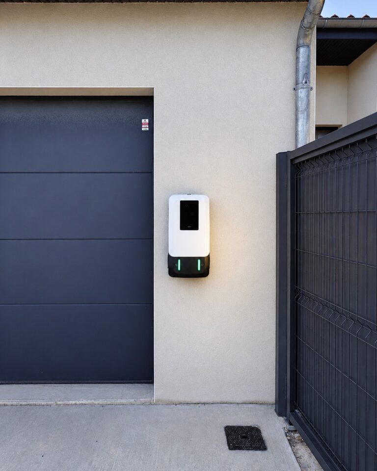 Borne de recharge DAZE Duo à 2 points de charge de 7,4 kW installée en façade pour les véhicules d'intervention d'une entreprise à Lemps, en Ardèche